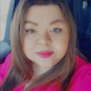 Meet your Posher, Adela